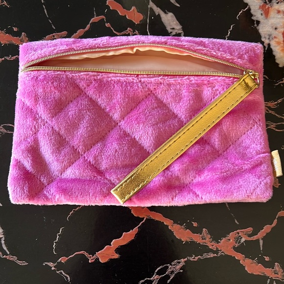 🏵️🏵️FREE🏵️🏵️ Makeup Bag with 💋 Purchase - Picture 1 of 3